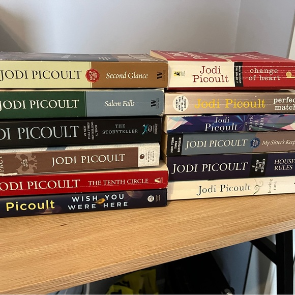 Jodi Picoult 12 books selling to fundraiser money for MS! - Picture 1 of 1